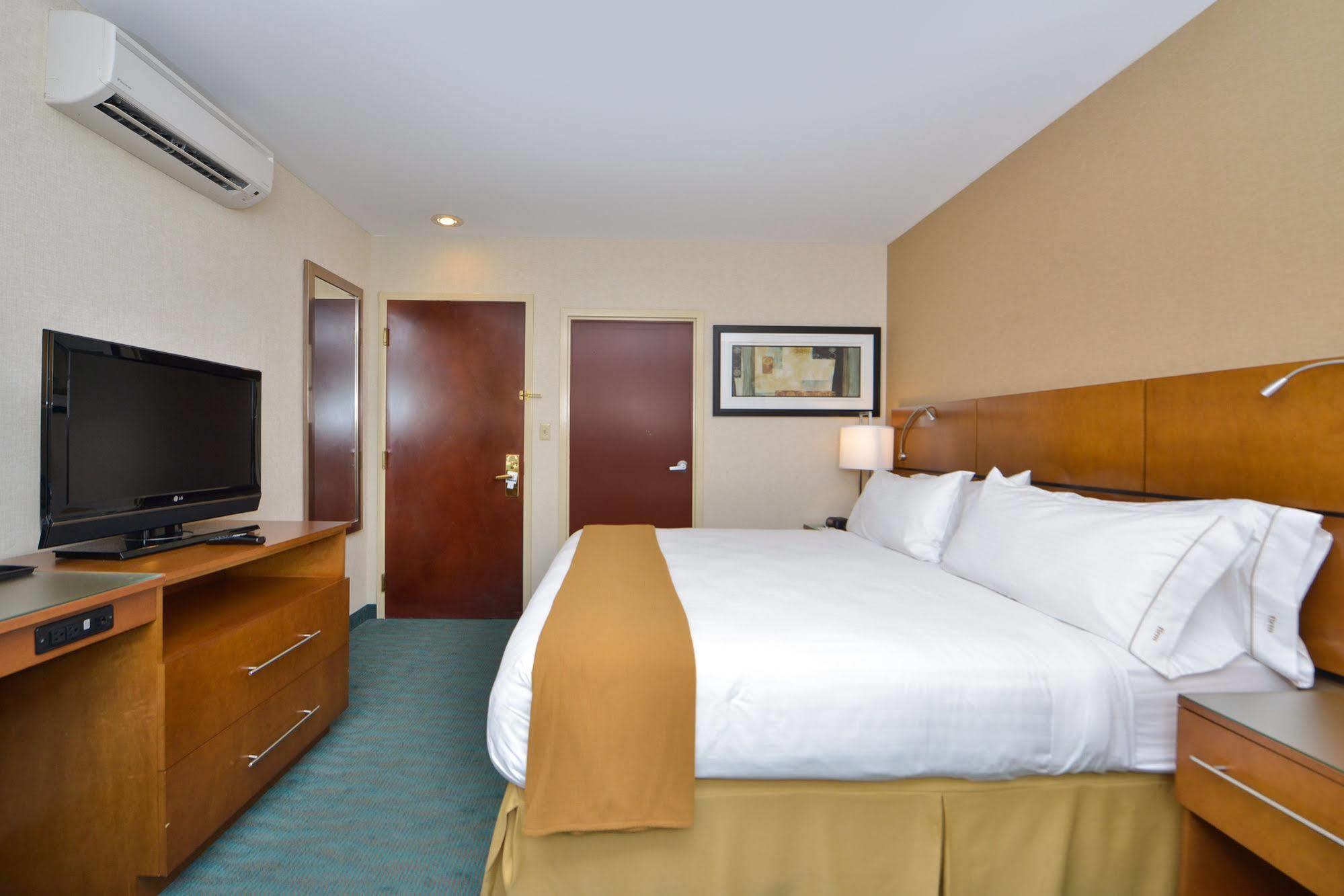 Holiday Inn Express Kennedy Airport, An Ihg Hotel New York Bagian luar foto